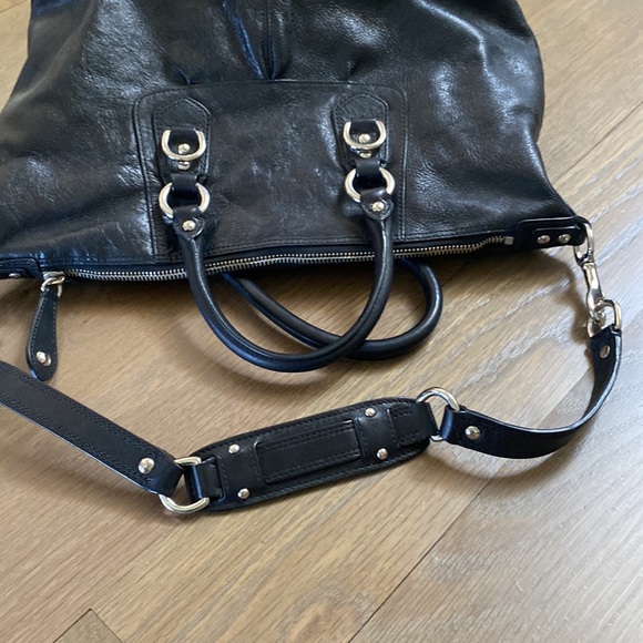 Black leather coach bag with removable top shoulder strap. - Picture 6 of 9